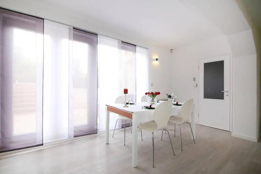 L&V Apartment Split 0*,